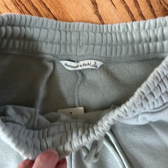 Abercrombie & Fitch Essential Sunday Sweatshirt & Pants SET NWT Small S - Picture 4 of 7